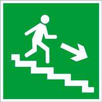 Знак электробезопасности Вниз по лестнице направо